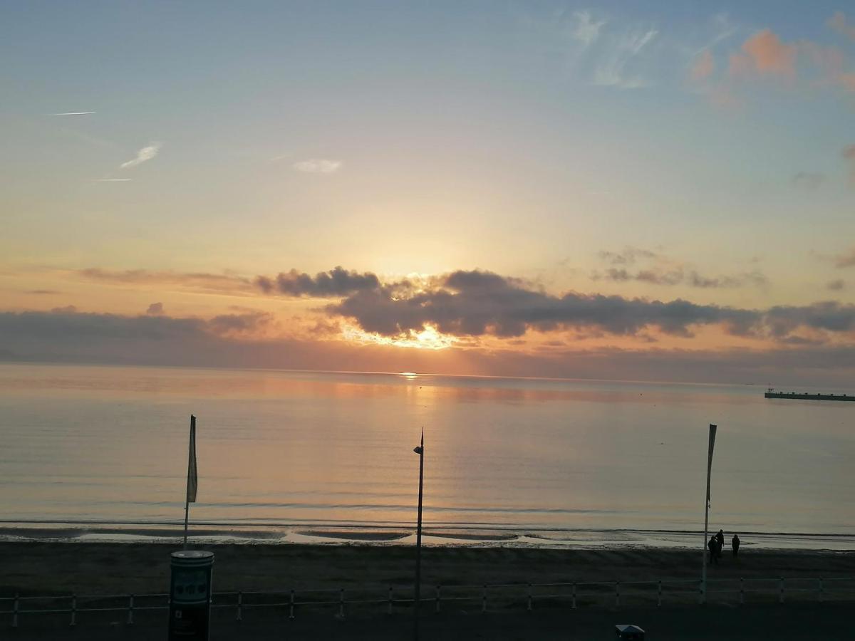 Sunrise View - Beachfront Apartment, Weymouth Buitenkant foto